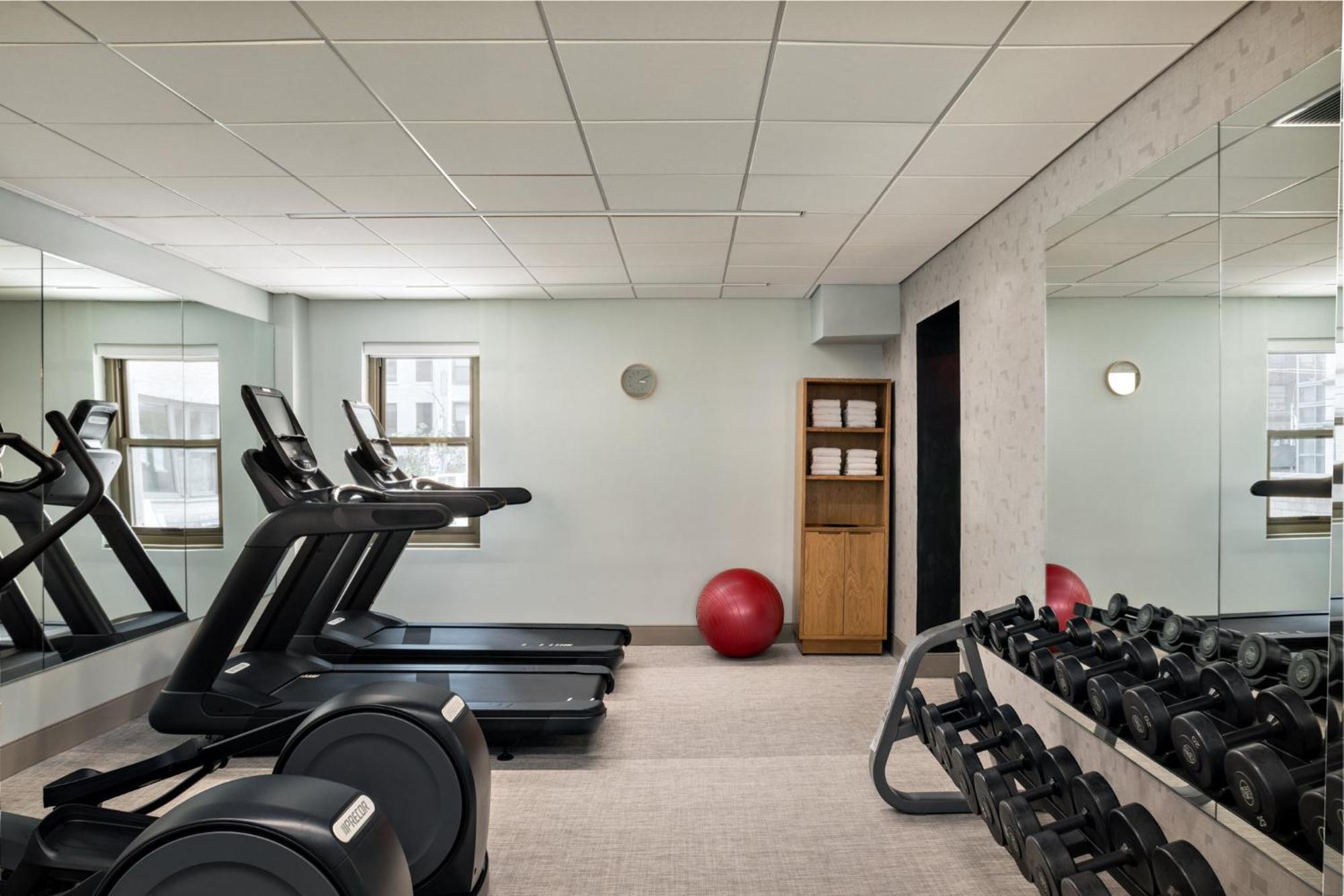 Kimpton Theta New York - Times Square By Ihg Nova York Exterior foto The gym at The Standard East Village