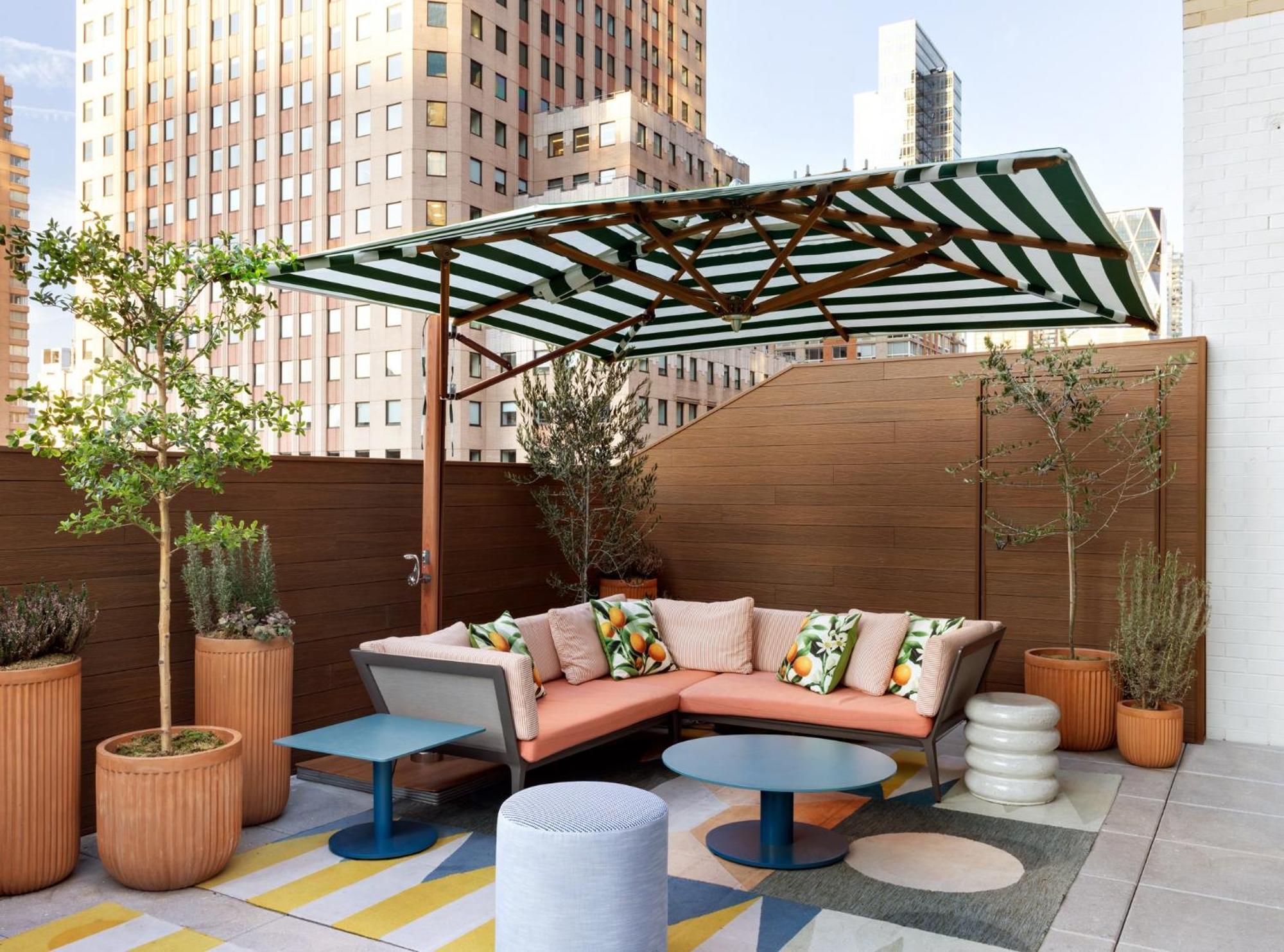Kimpton Theta New York - Times Square By Ihg Nova York Exterior foto The rooftop terrace at the Standard East Village