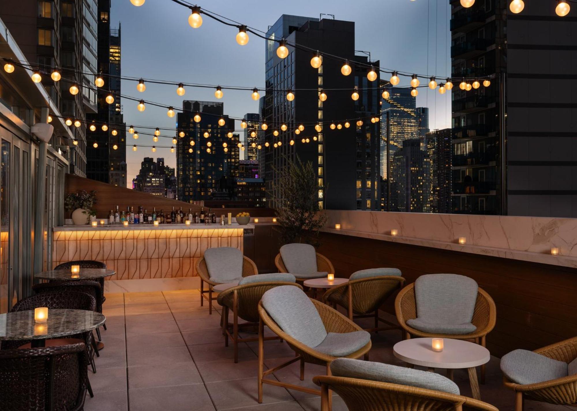 Kimpton Theta New York - Times Square By Ihg Nova York Exterior foto The rooftop bar at the Standard East Village