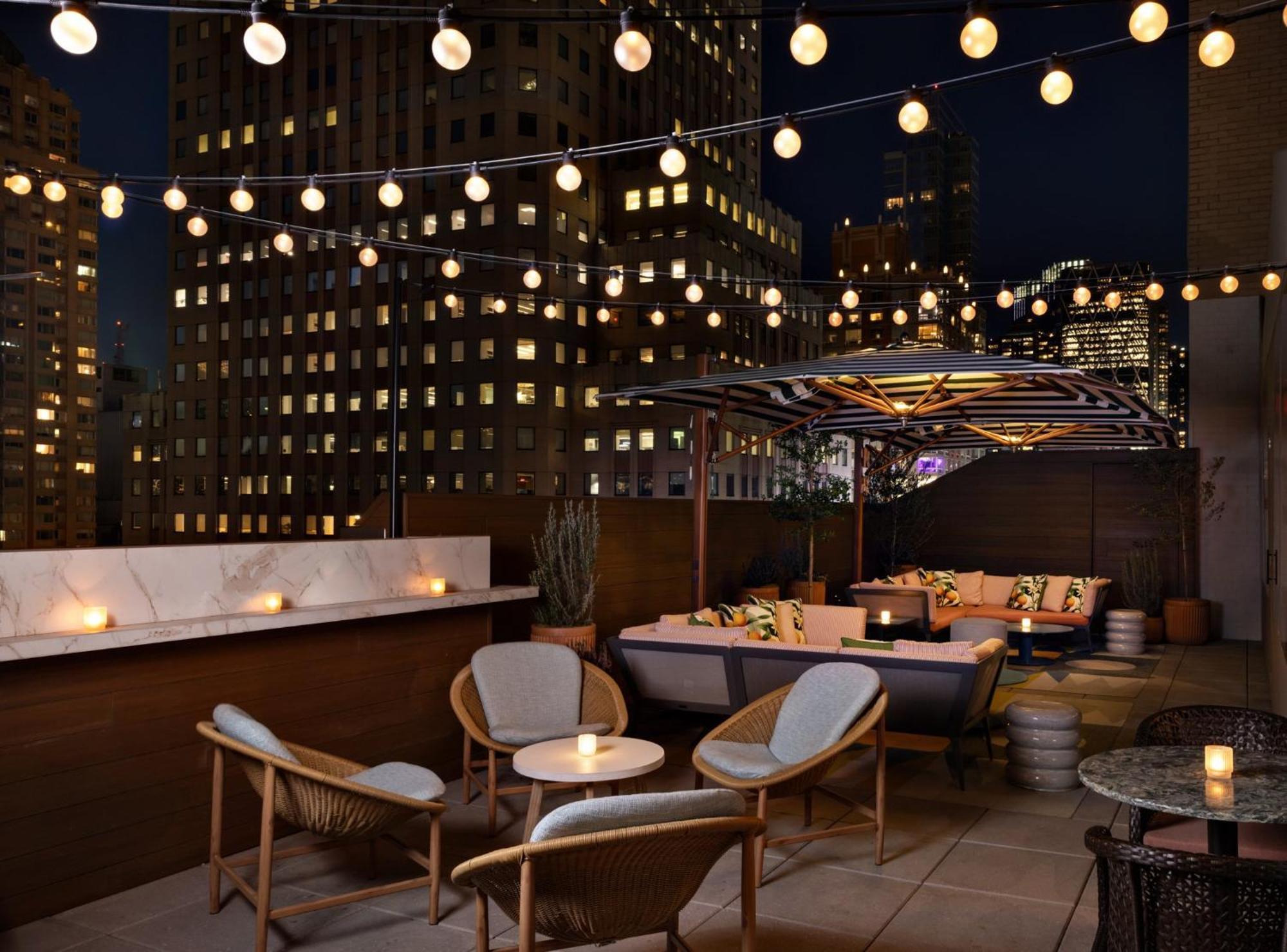 Kimpton Theta New York - Times Square By Ihg Nova York Exterior foto The rooftop bar at the Standard East Village
