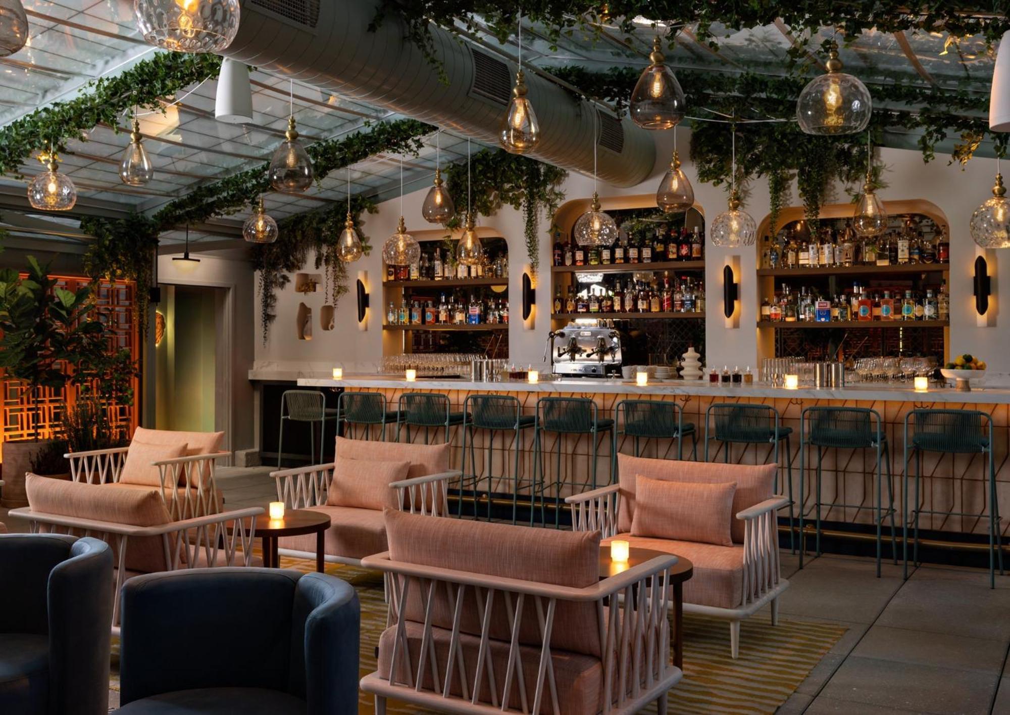 Kimpton Theta New York - Times Square By Ihg Nova York Exterior foto The bar at the 100 Queen's Gate
